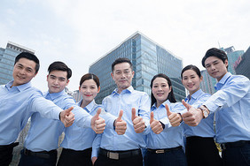 企業(yè)團(tuán)隊舉獎杯慶祝